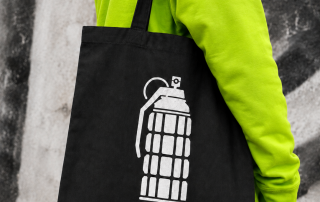 Neon-Lime-Hoodie mit schwarzer Kunsttasche