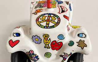 Patiniertes Vintage-Bobby-Car im Galeriestudio