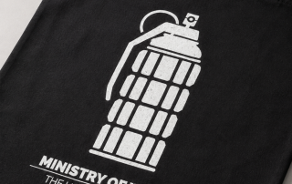 Schwarze Ministry-of-Walls-Tasche mit weißem Markenprint